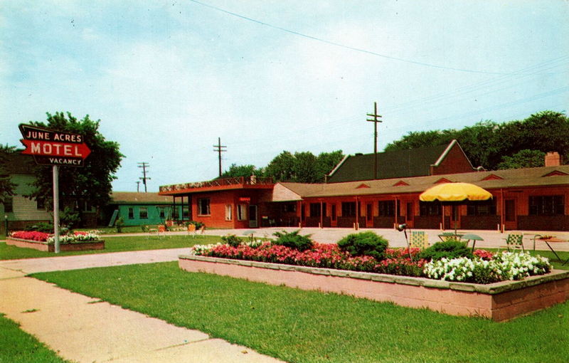 June Acres Motel (Oakwood Motel) - Vintage Postcard